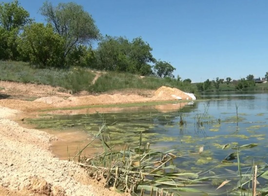 На западе Волгограда у пруда нашли тело 53-летнего мужчины
